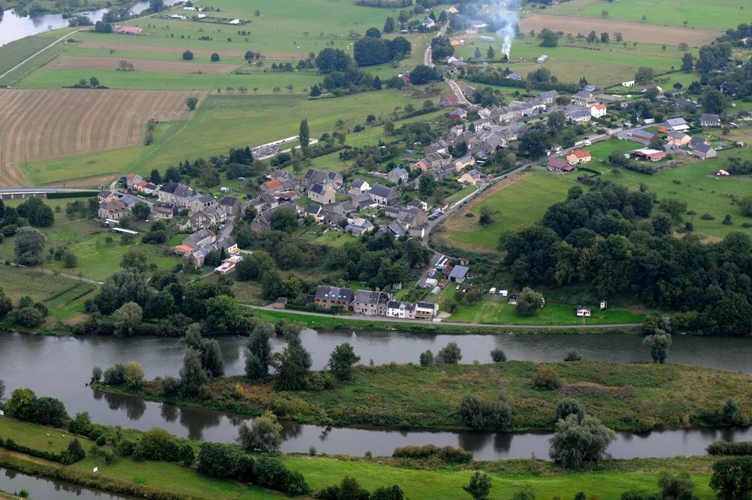 Ham-sur-Meuse : L&rsquo;Étape Sereine sur la Voie Verte