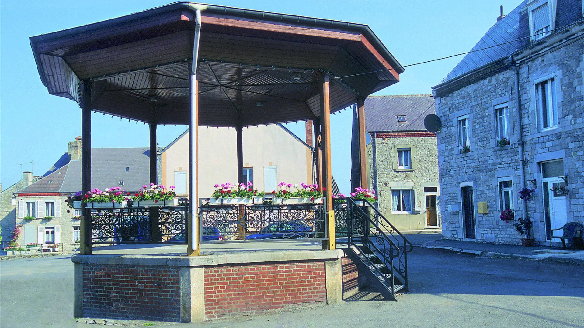 fromelennes office de tourisme, le kiosque sur la place du village