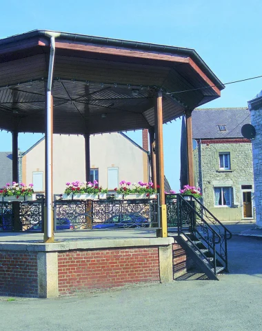 fromelennes office de tourisme, le kiosque sur la place du village