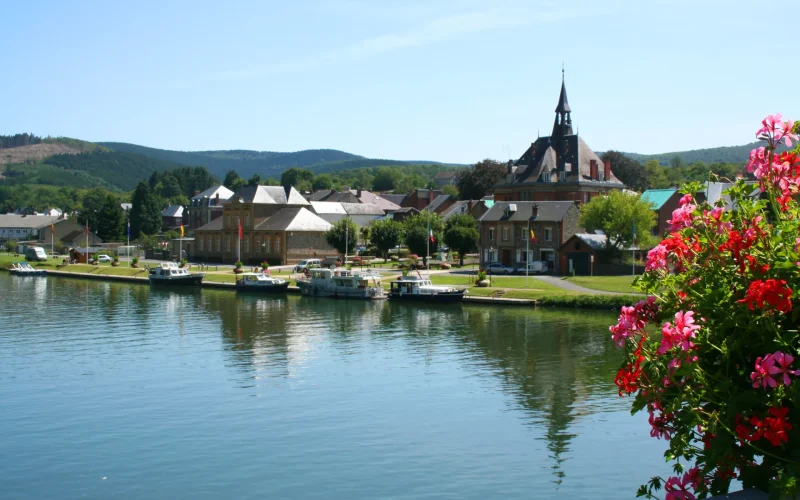 Haybes : La Jolie “Ville Martyre” aux Façades Colorées
