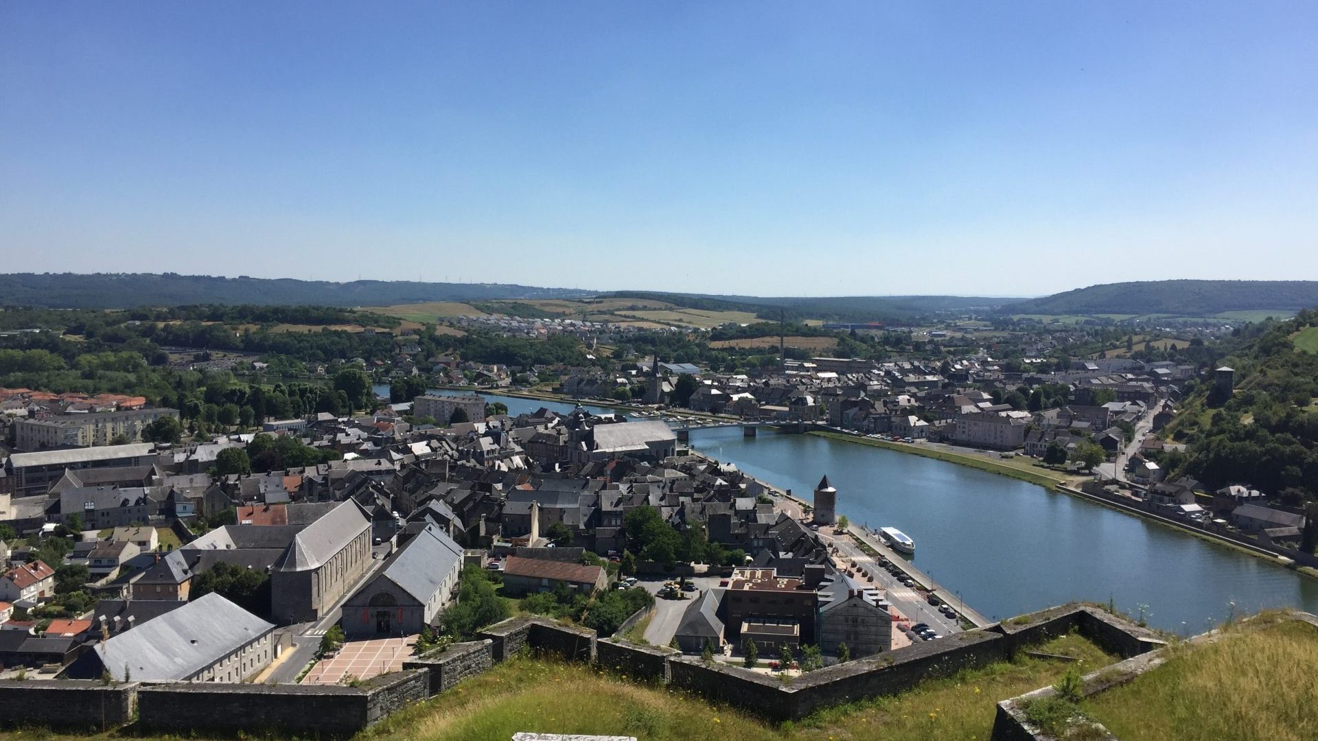 givet office de tourisme, la meuse qui traverse les deux rives de la ville de givet en ardenne