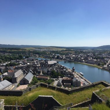 givet office de tourisme, la meuse qui traverse les deux rives de la ville de givet en ardenne