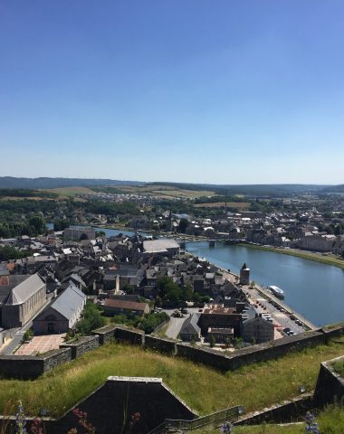 givet office de tourisme, la meuse qui traverse les deux rives de la ville de givet en ardenne